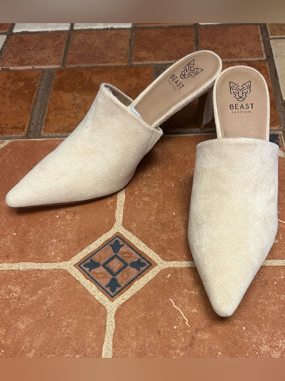 BEAST FASHION Women's Cream Pointed Slip-On Mules